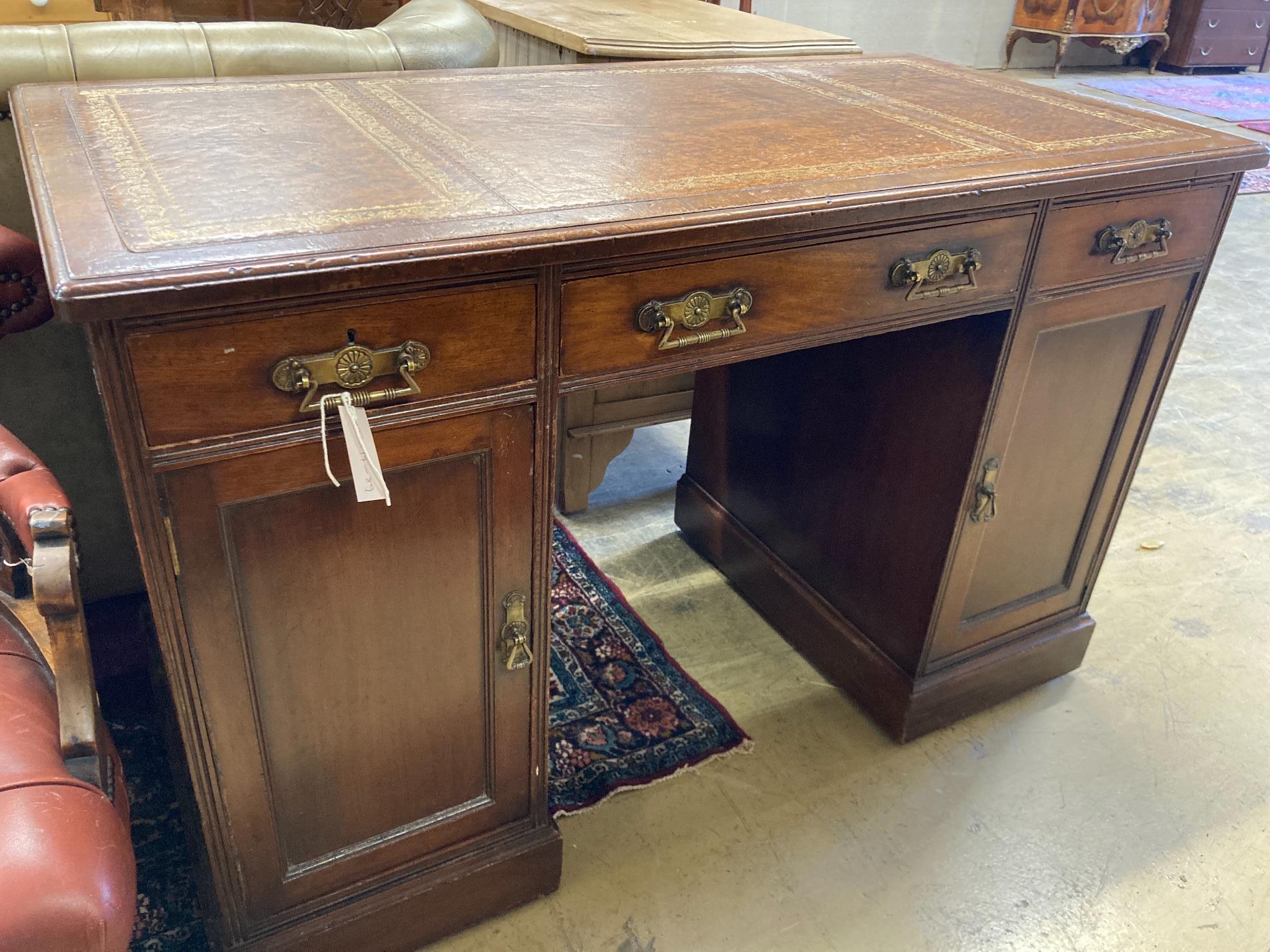 An Edwardian mahogany kneehole desk